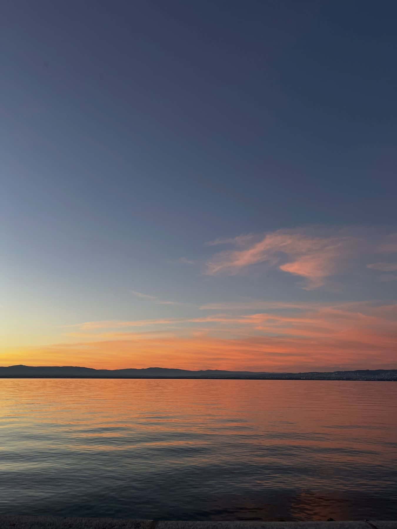 Coucher de soleil orangé sur le Léman
