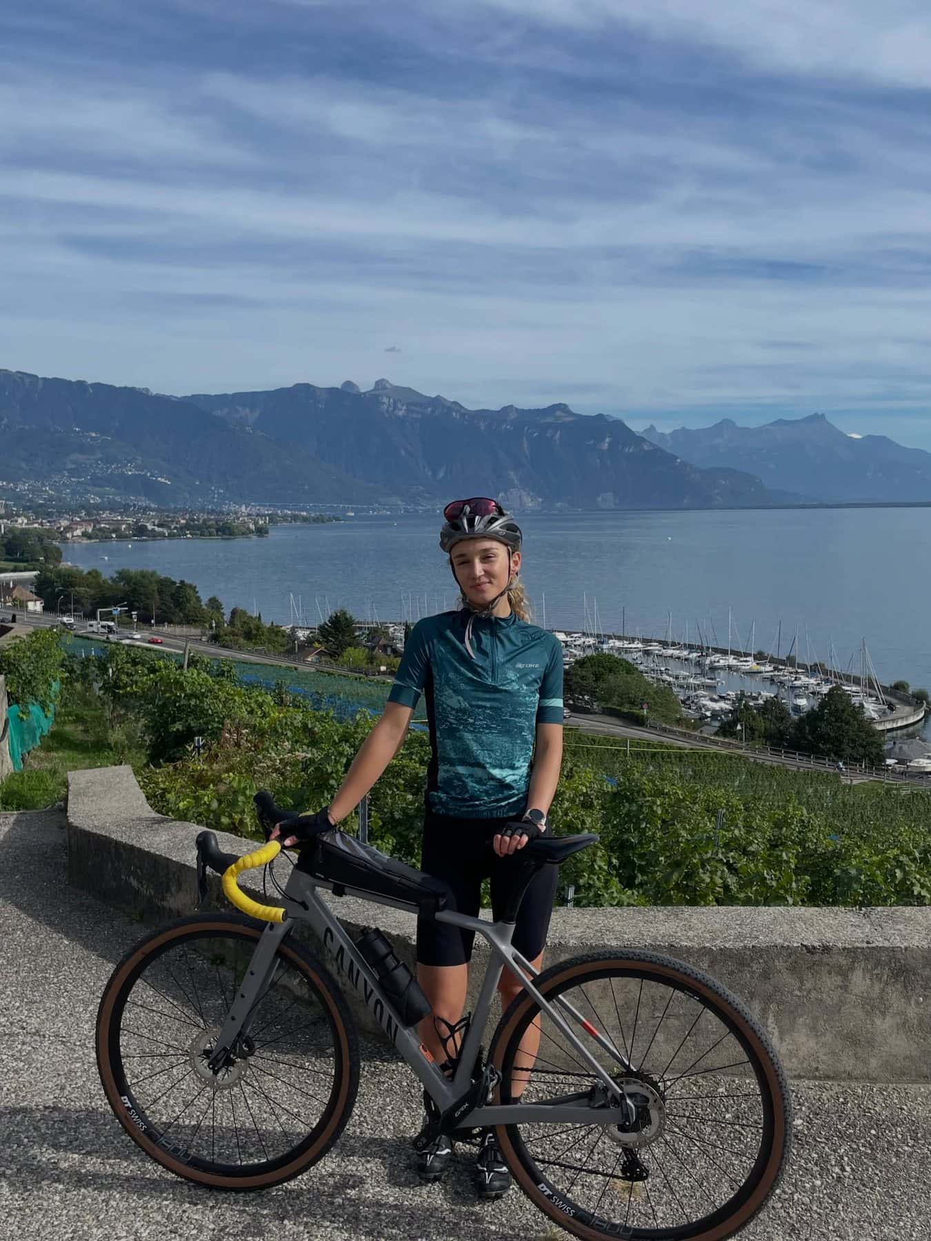 Lisa en tenue de vélo avec son gravel au-dessus du Léman