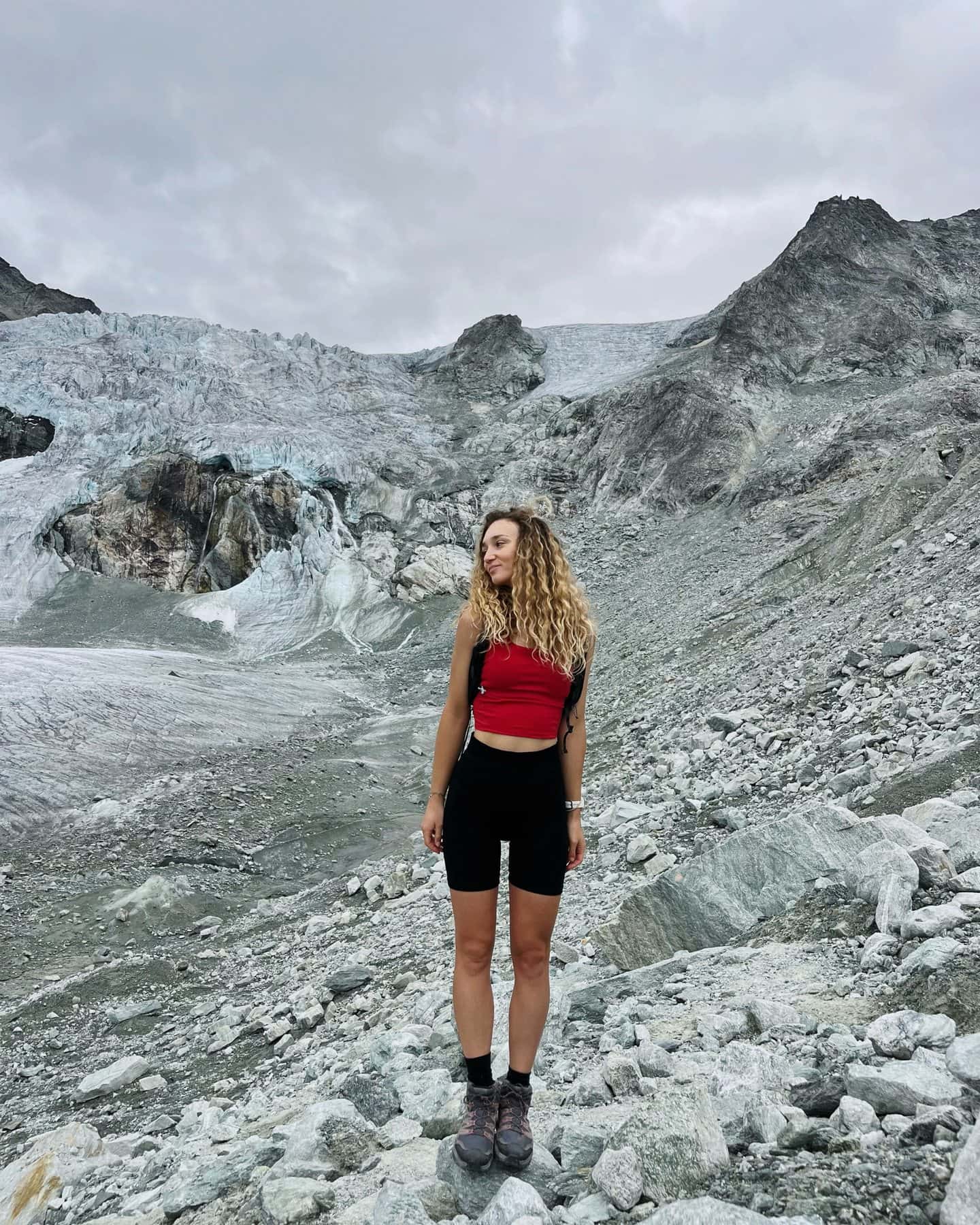 Lisa debout sur le glacier de Moiry, sous un ciel voilé